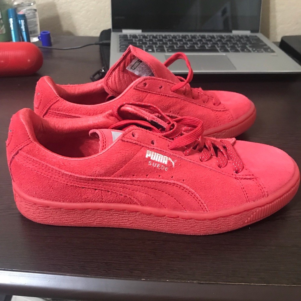 Brand new never worn pumas